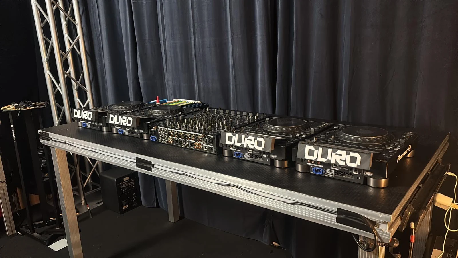 Setup DURO con varias piezas a juego instaladas en equipos DJ